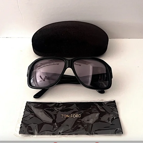 TOM FORD FT0837-N-01C-60 Shiny Black / Smoke Mirror Accessories display picture 3
